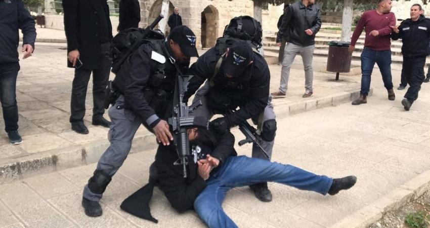وتعتقل أحدهم