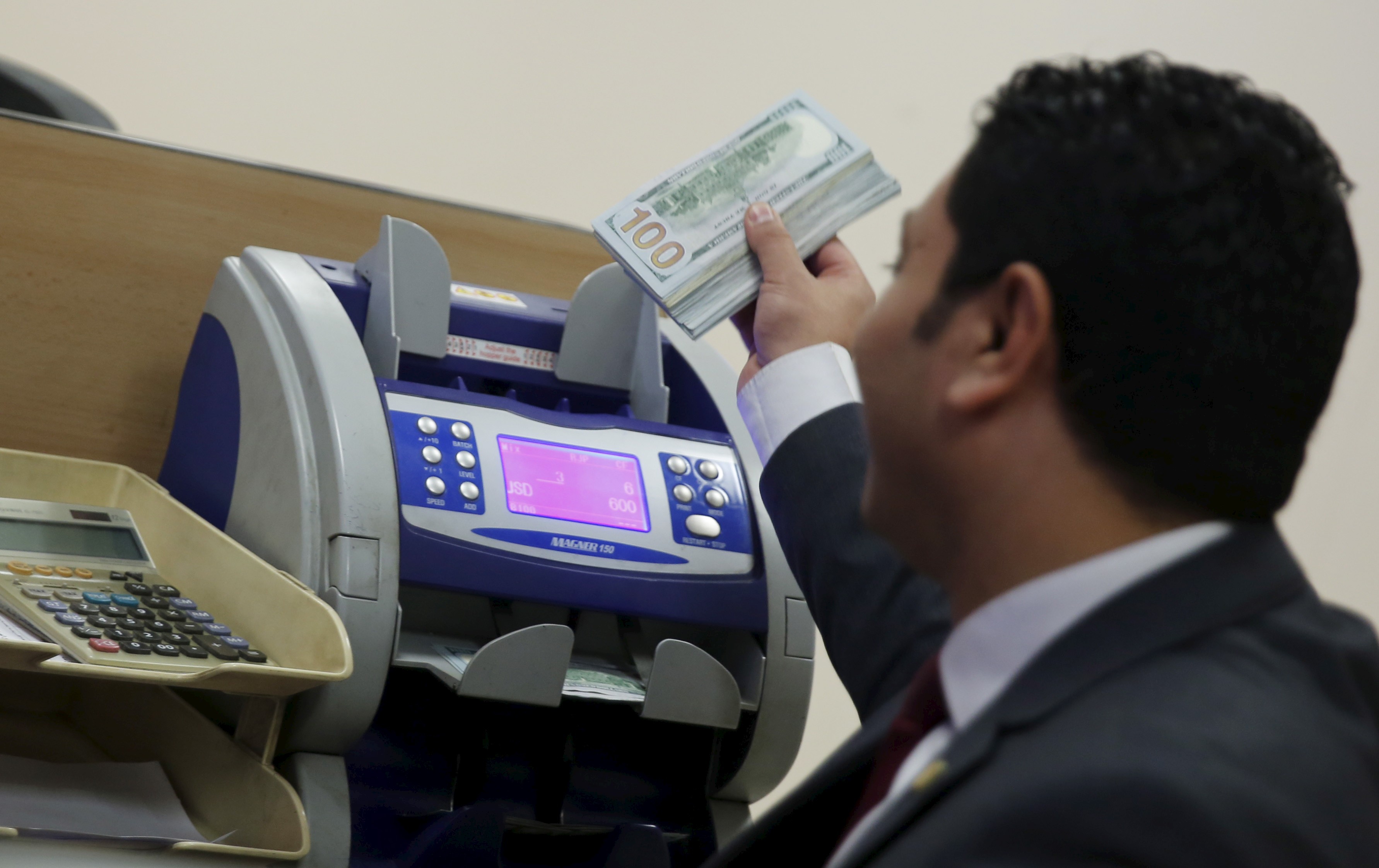 الاقتصاد بغزّة تُحرّر مخالفات ضد مكاتب صرافة تلاعبت بأسعار صرف الدولار الأبيض