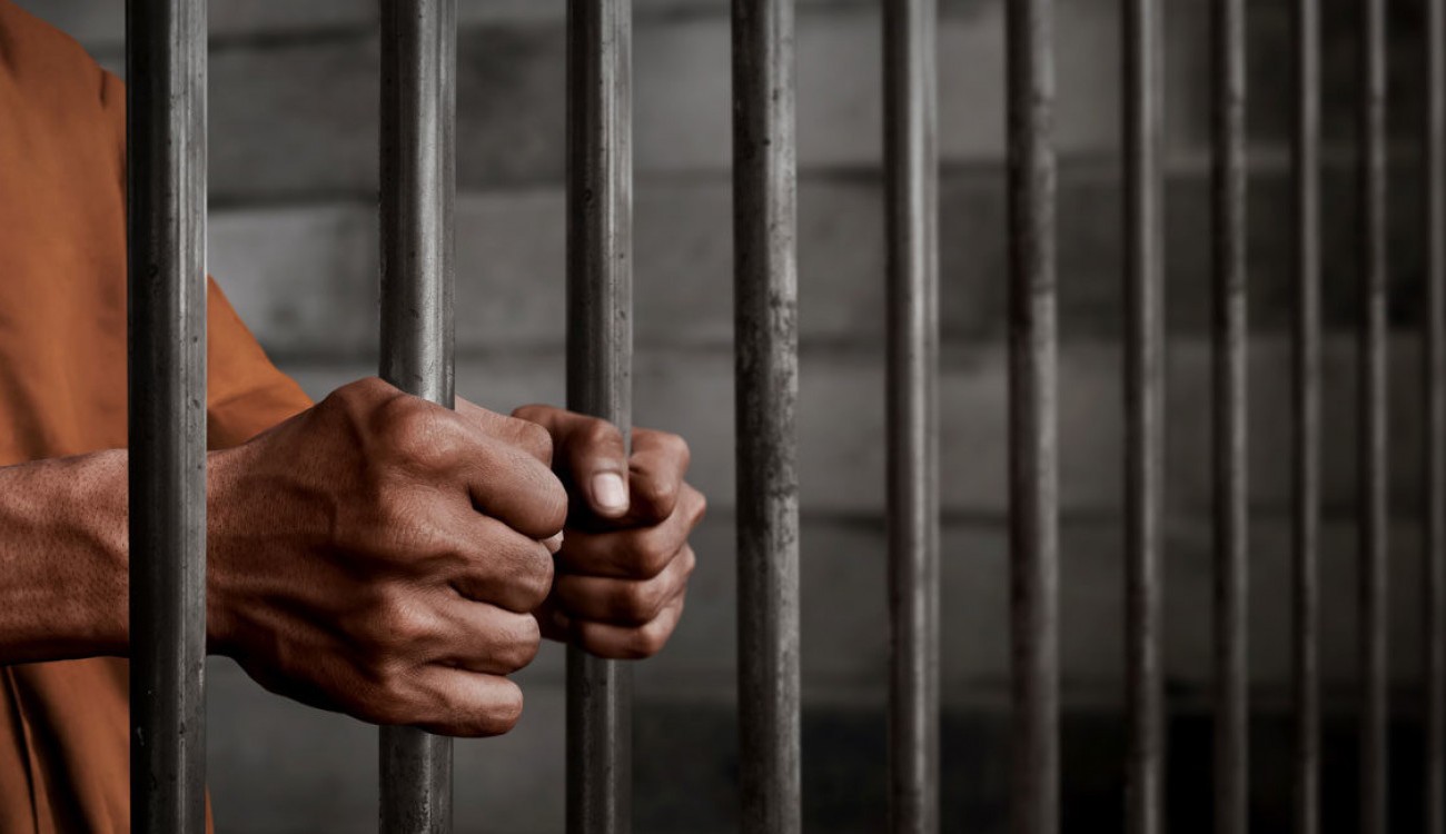 بالفيديو: سجين محكوم بـ"المؤبد" يفتتح مدونة "للطهي" ويتحول إلى نجم بالإنترنت