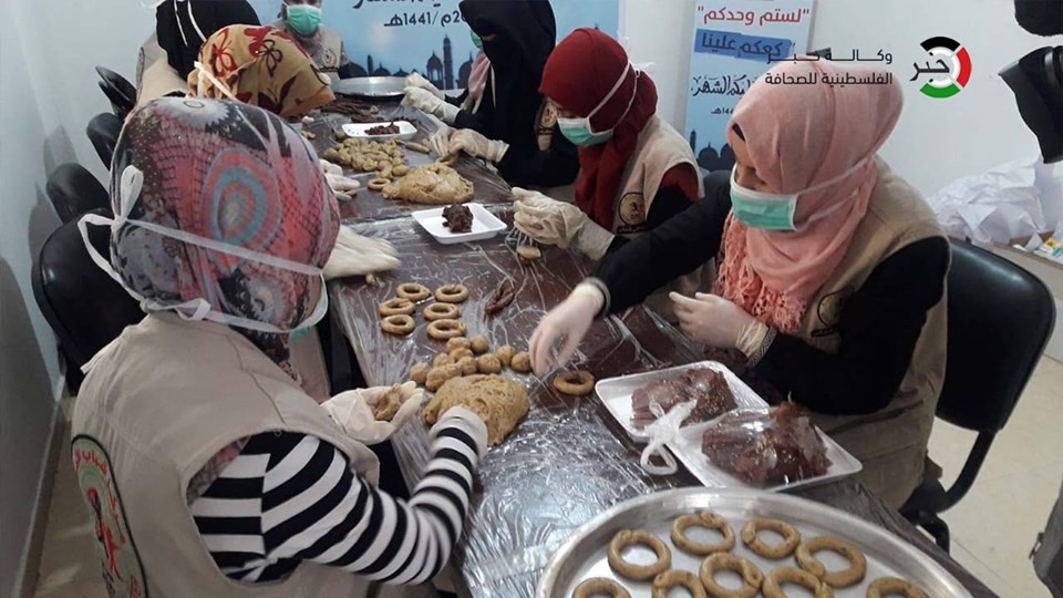 بالفيديو والصور: مبادرة لتوزيع كعك العيد على الأسر المتعففة في قطاع غزة
