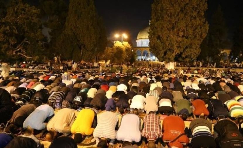  آلاف المصلين يؤدون فجر الجمعة الثالثة من شهر رمضان المبارك في باحات المسجد الأقصى