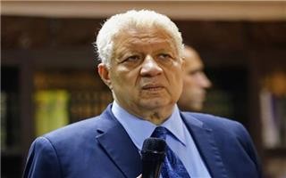 صورة : مرتضى منصور يهدي طبيب الغلابة عضوية الزمالك