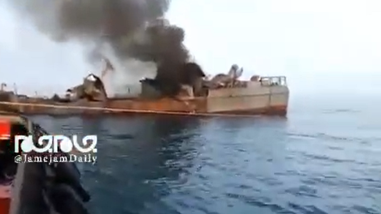 أول فيديو للبارجة الإيرانية "كونارك" بعد تعرضها لحادثة أثناء تدريبات في خليج عمان