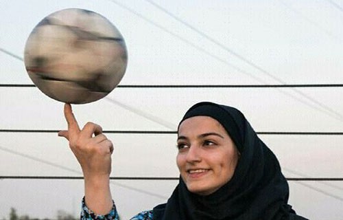 فتاة إيرانية محجبة تستعرض مهاراتها الكروية على سطح منزلها