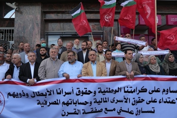 الفصائل: رضوخ البنوك الفلسطينية للقرار الإسرائيلي تساوق علني مع الاحتلال