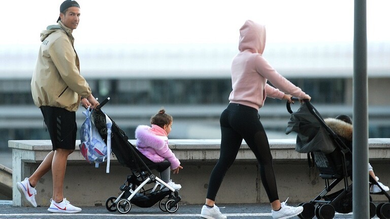 من داخل العزل الذاتي.. رونالدو يبعث رسالة حب إلى أولاده (صورة)