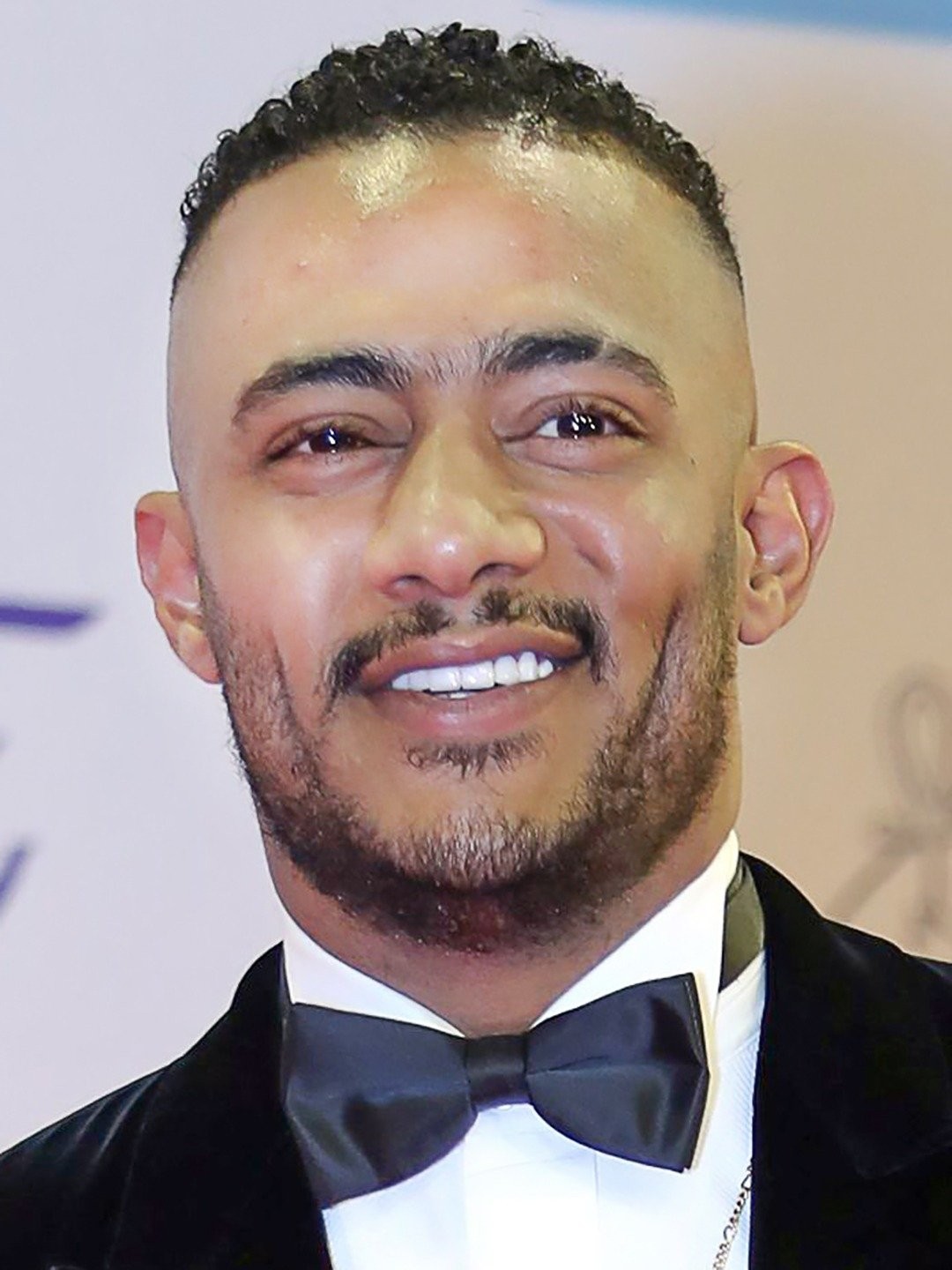 بالفيديو والصور: "محمد رمضان" بقفاز مرصع في كليب "كورونا فيروس"