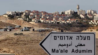 الاحتلال يجري مسحًا لمساكن تجمع جبل البابا بالقدس تمهيدًا للضم