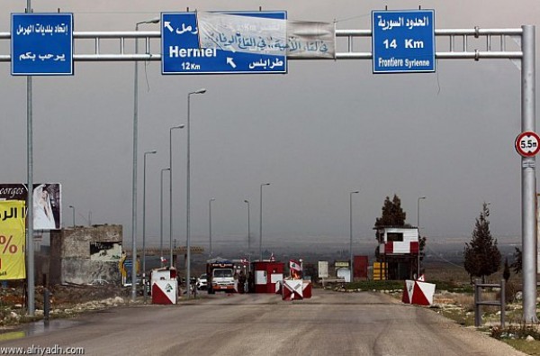 لبنان تفتح نقطتين من الحدود البرية مع سوريا لتسهيل عودة مواطنيها