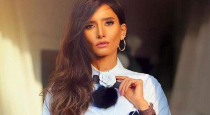 بالصور: الممثلة المصرية "زينة" تثير الجدل بين متابعيها بعد سقوطها من على درج منزلها