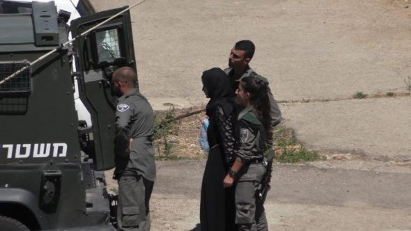 قناة عبرية: اعتقال زوجة منفذ عملية إطلاق النار بالقدس