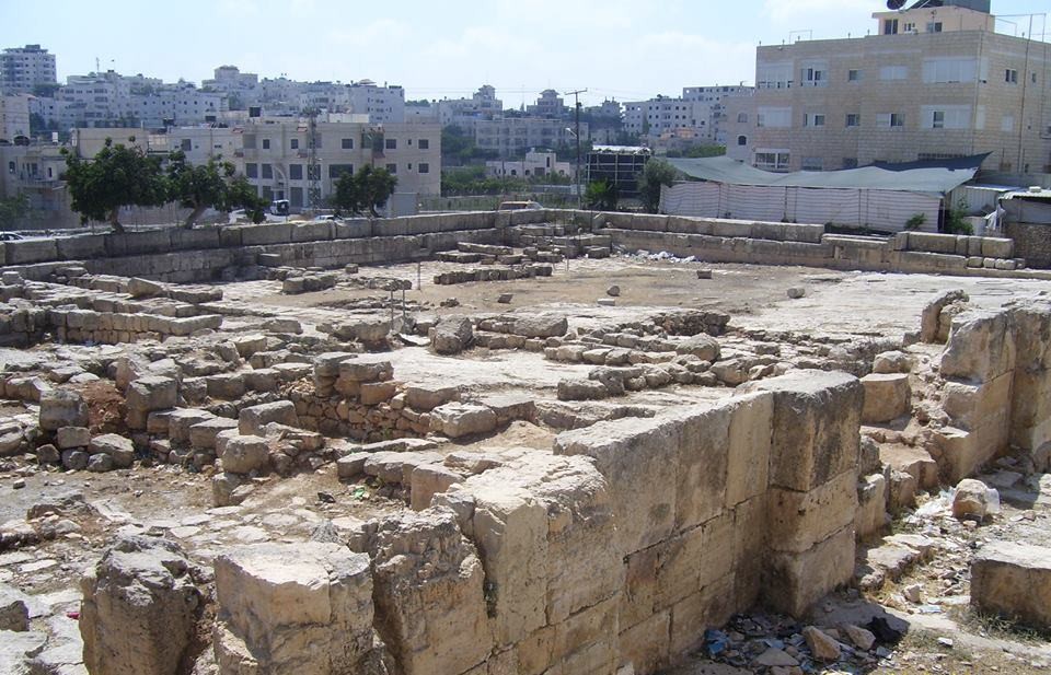الاحتلال يستولي على حجارة أثرية في الخليل