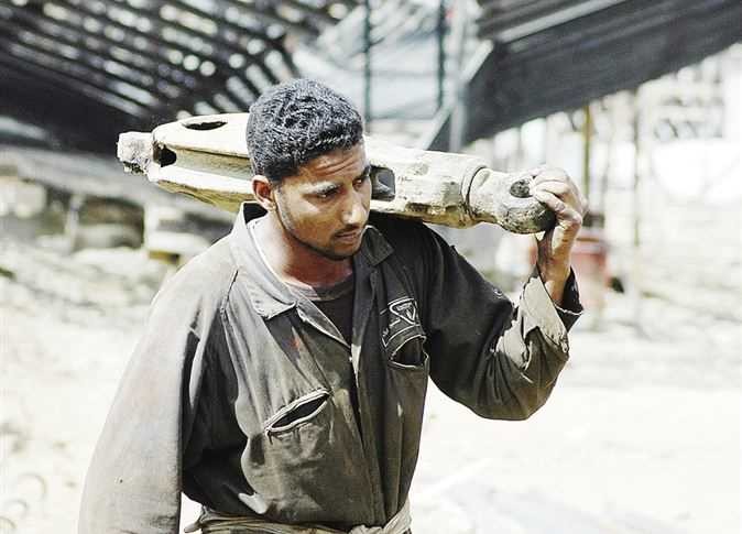 والمحافظ يكرمه