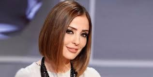 ظهور نادر لزوجها الأول قبل تيم حسن وسيدة تدفع بها إلى الرد