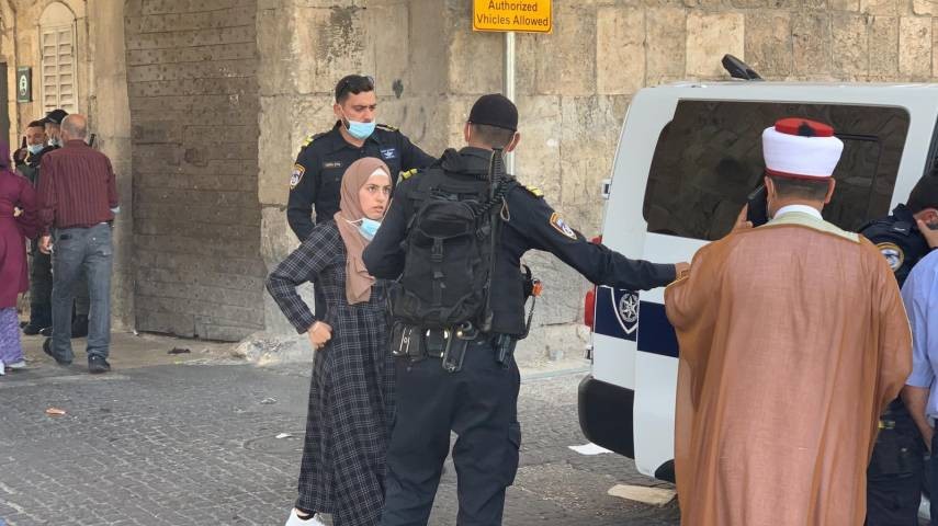 الاحتلال يعتقل 5 شابات مقدسيات وحارسًا للمسجد الأقصى