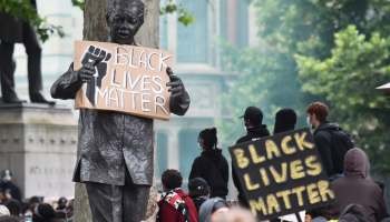 بالفيديو والصور: من أجل "فلويد".. محتجين يسقطون تمثالا لـ"تاجر الرقيق"