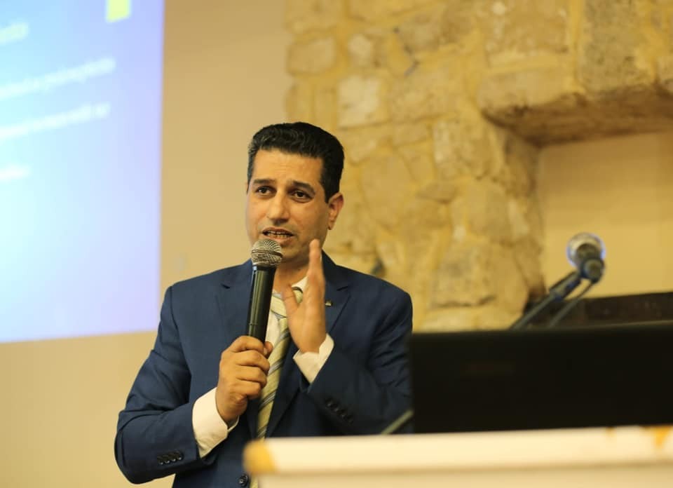 شاهد: في ظل أزمة الرواتب.. طبيب في غزّة يُخصص يوم مجاني من كل أسبوع لعلاج المرضى