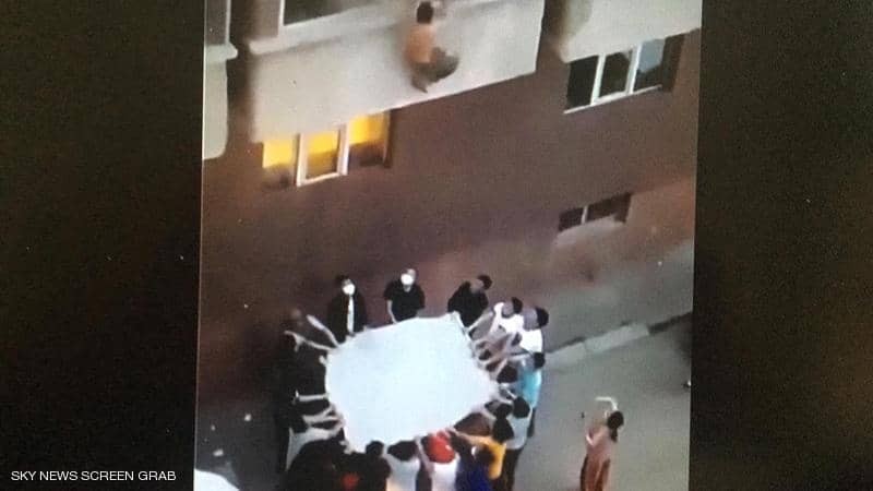 بالفيديو: مشاهد مؤثرة.. "عمر جديد" لرجل حاصرته النيران في منزله