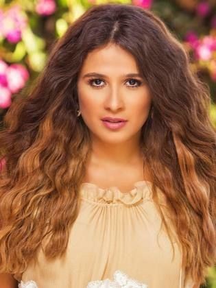 شاهدوا: بعد إخفائها عن السوشيال ميديا لسنوات الفنانة المصرية "ياسمين عبد العزيز" تنشر فيديو لابنتها
