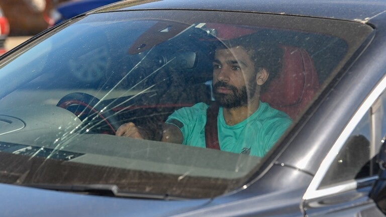 صورة : صلاح يشارك جمهوره صورة هاتف جديد من منزله