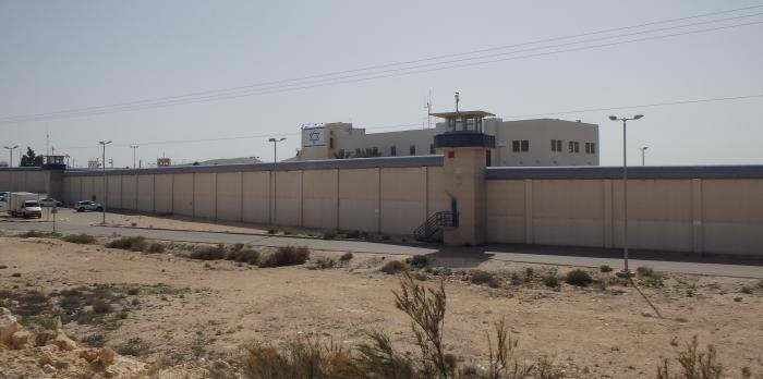 إدارة سجن "ريمون" تنقل 25 أسيرًا إلى سجن "جلبوع"