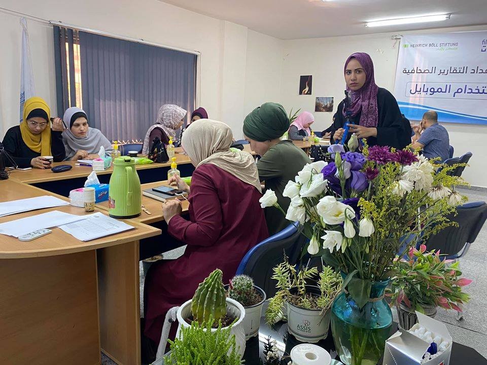 مؤسسة "فلسطينيات" تختتم دورة صناعة القصة المرئية عبر الموبايل