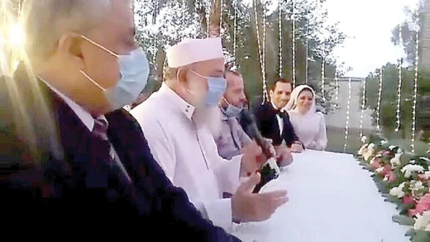 بالفيديو: زواج في زمن "كورونا" المأذون بلا منديل والعروسان على بعد أمتار عن الحضور في مصر