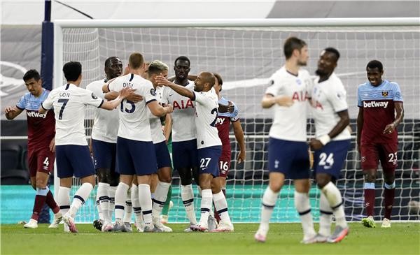 بالصور : توتنهام يفوز على وست هام ويزيد احتمال هبوطه