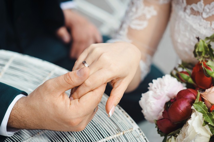 بالصور: تزوج أو ادفع غضب في "إيران" بعد مقترح "ضريبة العُزّاب"