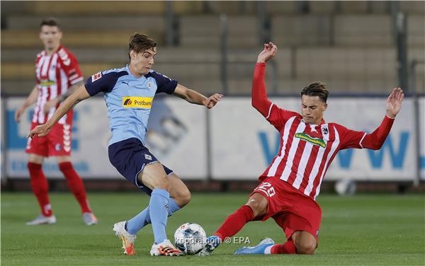 بالصور.. فرايبورج يمنح هدية لدورتموند بإسقاط مونشنجلادباخ