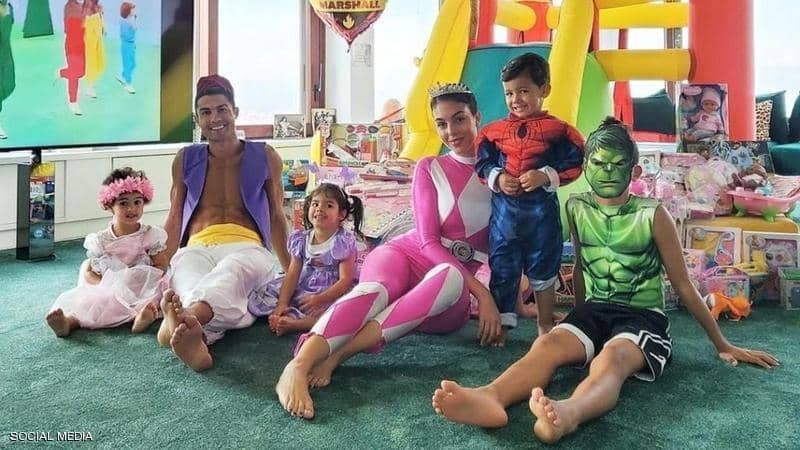 شاهدوا: فيديو طريف لرونالدو وعائلته و"الدون" بشخصية عربية