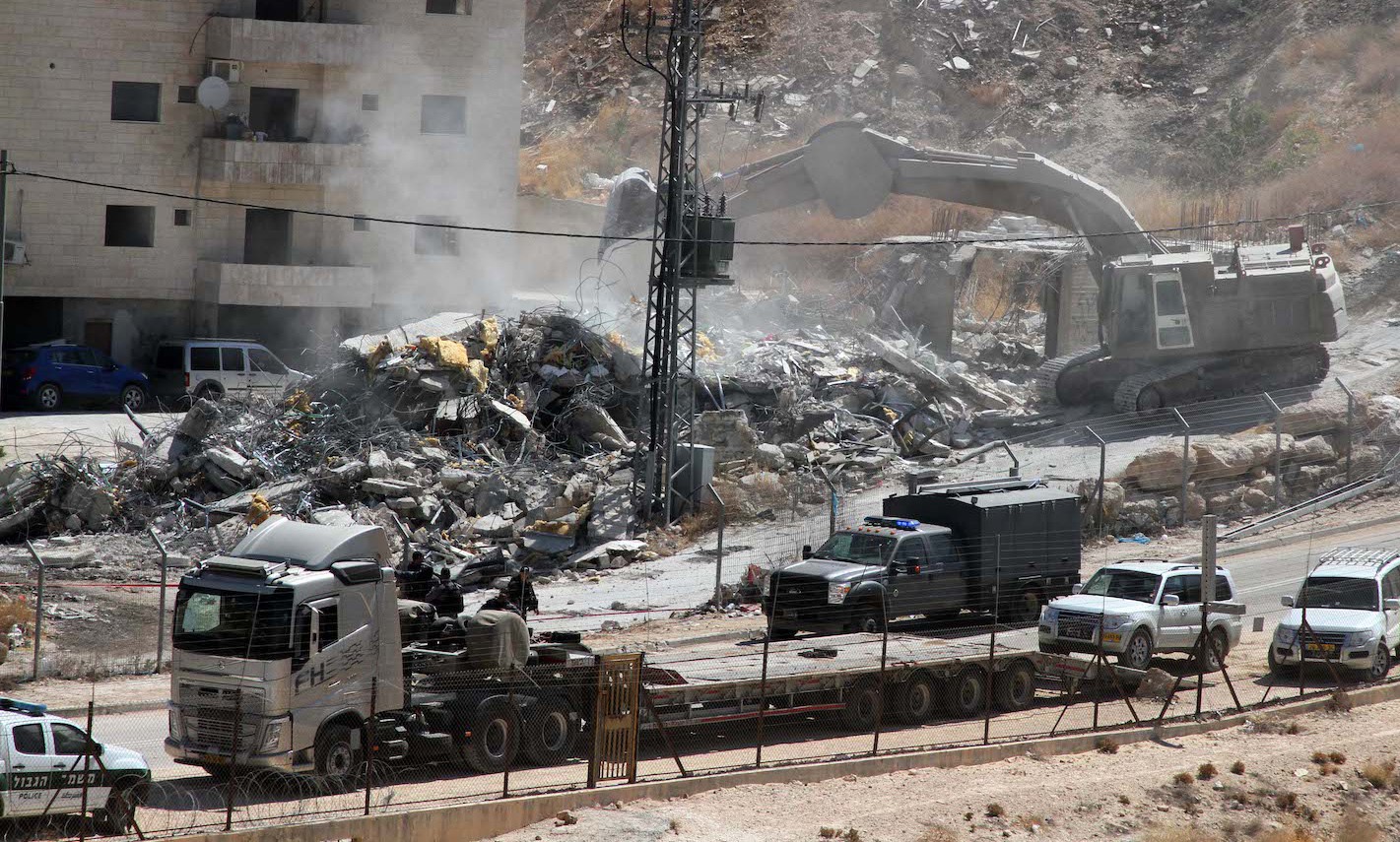 الاحتلال يهدم منازل للمواطنين وغرفة زراعية في الضفة