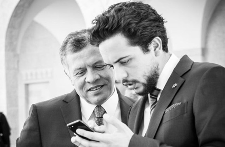 شاهدوا: ولي العهد "الأردني" يعزي ذوي طفلة توفيت بلسعة نحل