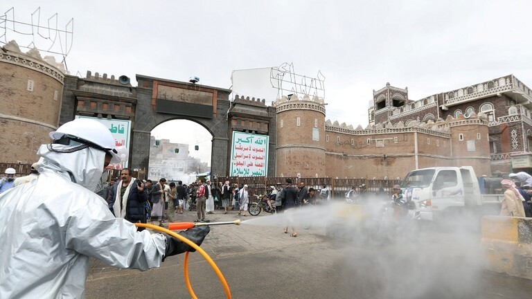 شاهدوا: طبيب يمني يفاجئ أهالي "صنعاء" بعبارة على سيارته