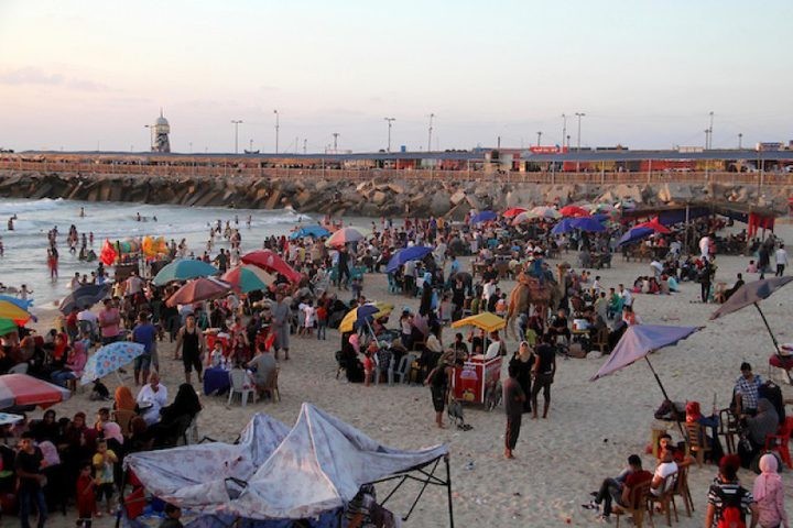 بعد وقف ضخ المياه العادمة.. هل أصبحت السباحة في بحر مدينة غزّة آمنة؟!