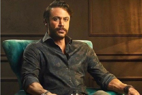 بالفيديو: مشهد قديم للفنان "محمد إمام" قبل 20 عامًا يتحدث عن رفض والده دراسته للتمثيل
