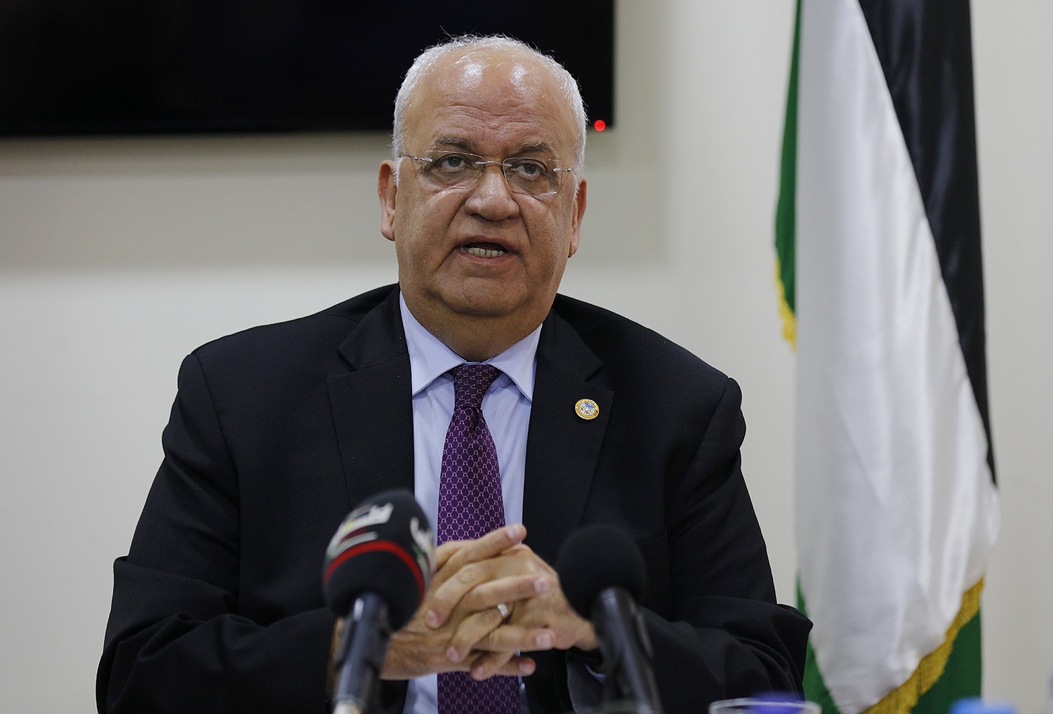 عريقات: ترامب يمارس الضغط على الدول للاعتراف بالقدس عاصمة لإسرائيل