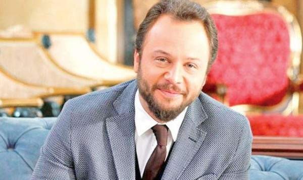 شاهدوا: النجم السوري "مكسيم خليل" يظهر عاري الصدر