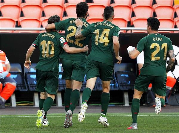 بالصور: فالنسيا يسقط على أرضه أمام بيلباو