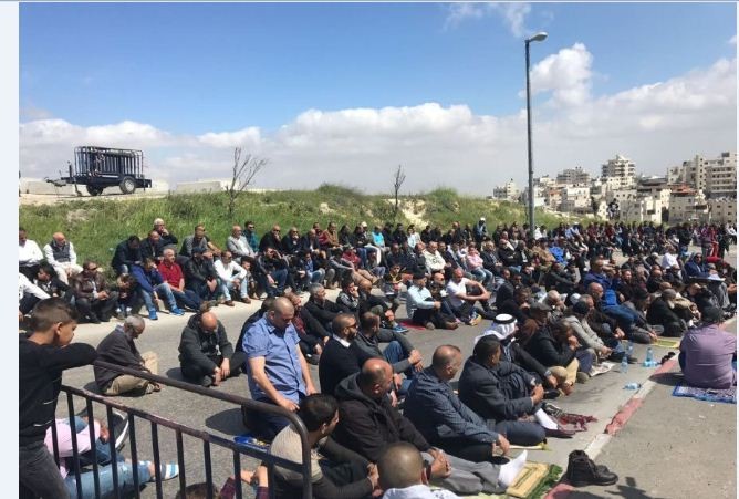 أهالي بديا يؤدون صلاة الجمعة على أراضي "خلة حسان" المهددة بالاستيلاء عليها