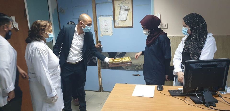 الكيلة تعايد العاملين والمرضى في مجمع فلسطين الطبي و"هوغوتشافيز"