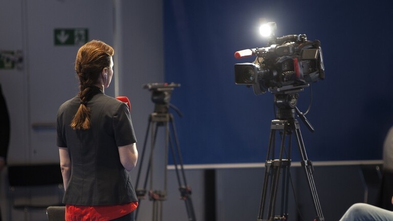 شاهدوا: "مذيعة أوكرانية" تلتقط سنها قبل أن يسقط أمامها على الهواء مباشرة