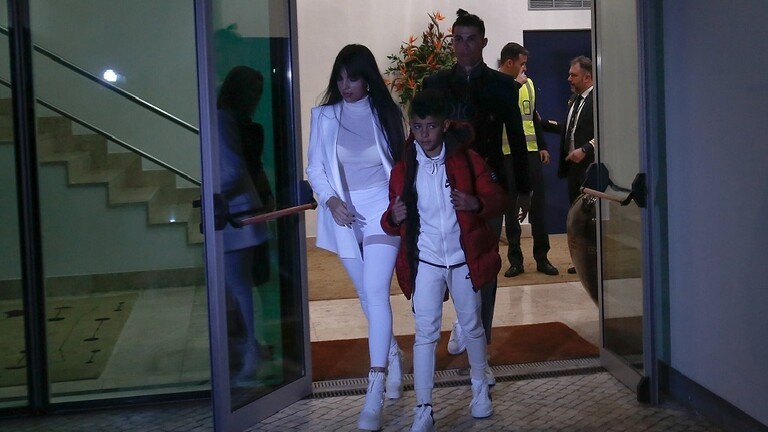 صورة : رونالدو يحتفل مع عائلته بلقب الدوري الإيطالي على متن يخت