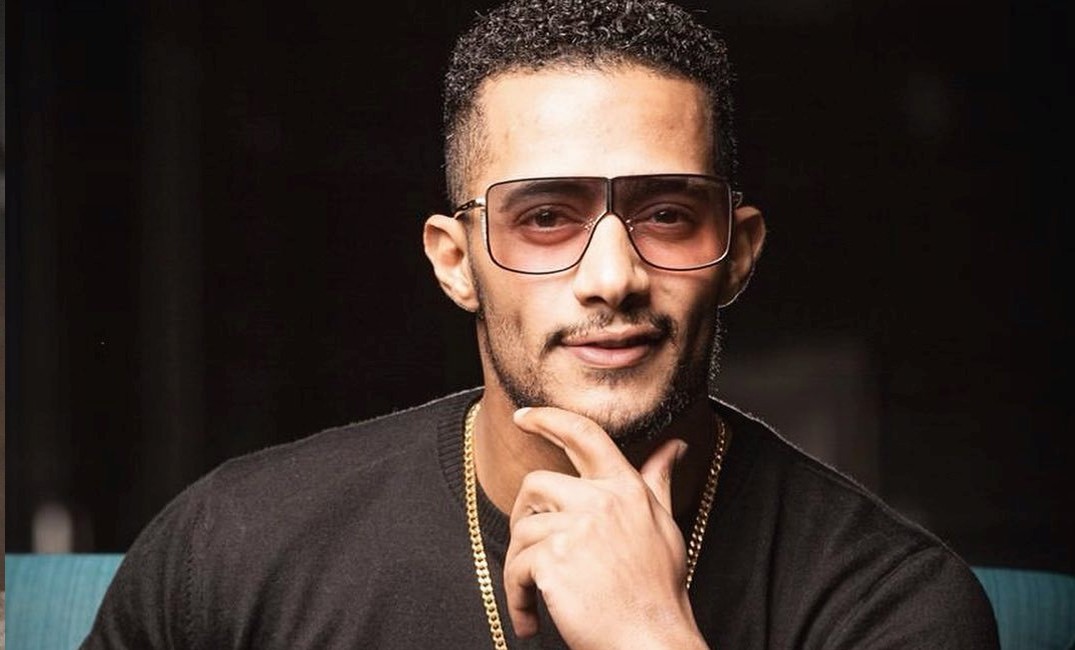 بالفيديو: متجاهلاً الحكم القضائي النجم "محمد رمضان" يرقص ويغتي وسط جمهوره