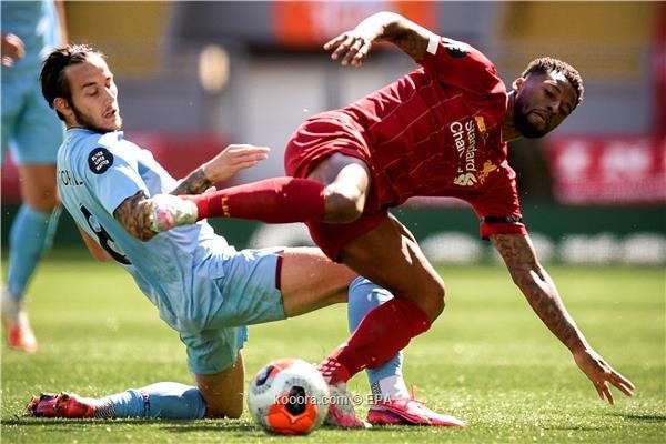 بالصور : هجوم ليفربول يفشل في اقتحام دفاع بيرنلي المنيع