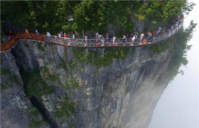 بالفيديو: أب يعرض حياة "طفله" للخطر بسبب صورة