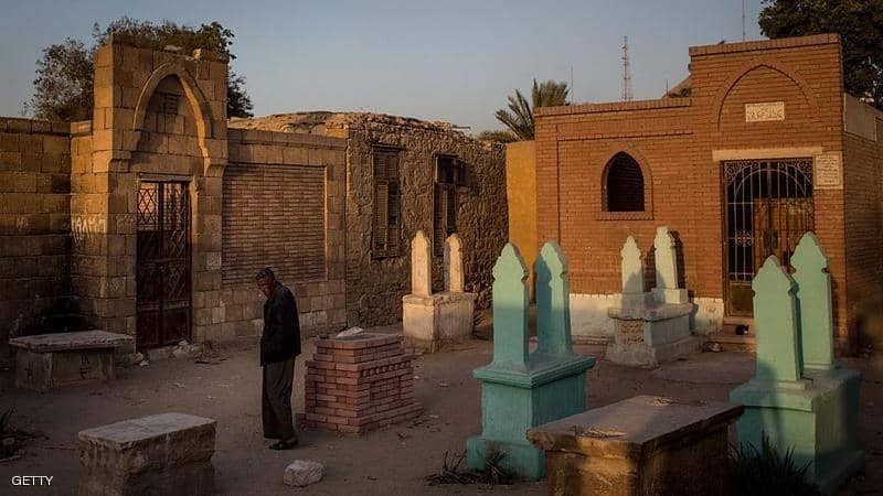 شاهدوا: مدرس "مصري" يعود بعد 7 أشهر من "دفنه" ما القصة؟