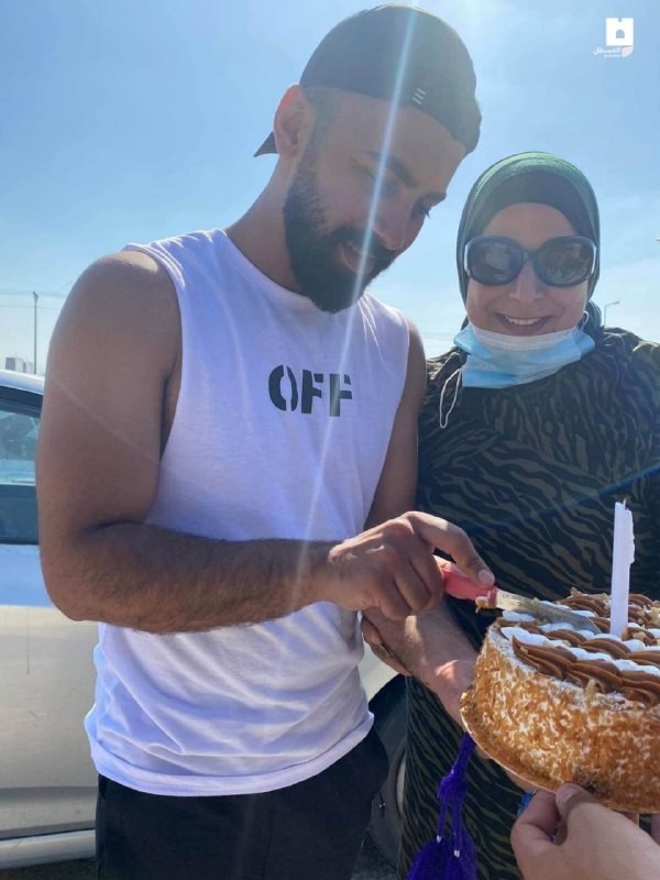 أم فلسطينية تحتفل بيوم ميلاد ابنها أمام بوابة معتقل "مجدو"