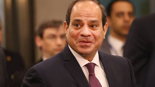 بالفيديو: صدفة تقود "بائعا" جوالا للحديث مع "السيسي" على أحد الطرق