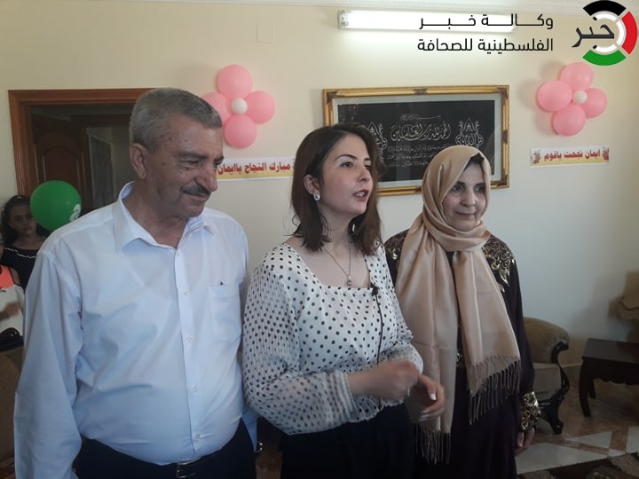 وكالة "خبر" ترصد فرحة الطالبة إيمان أبو حصيرة الأولى على فرع الأدبي